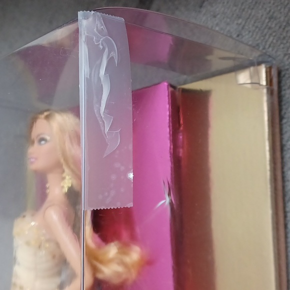 2008 Barbie 50 Gold Sparkly Strapless Holiday Gown Doll Mattel P9070 Robert Best - Picture 13 of 14